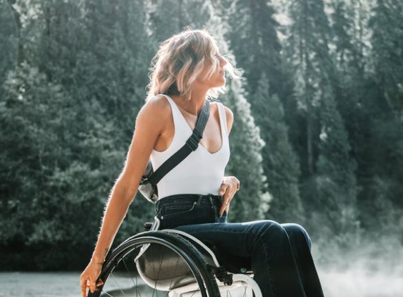 Frau im Rollstuhl in der Natur